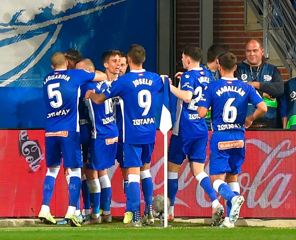 Tres jugadores del Alavés dan positivo en coronavirus

