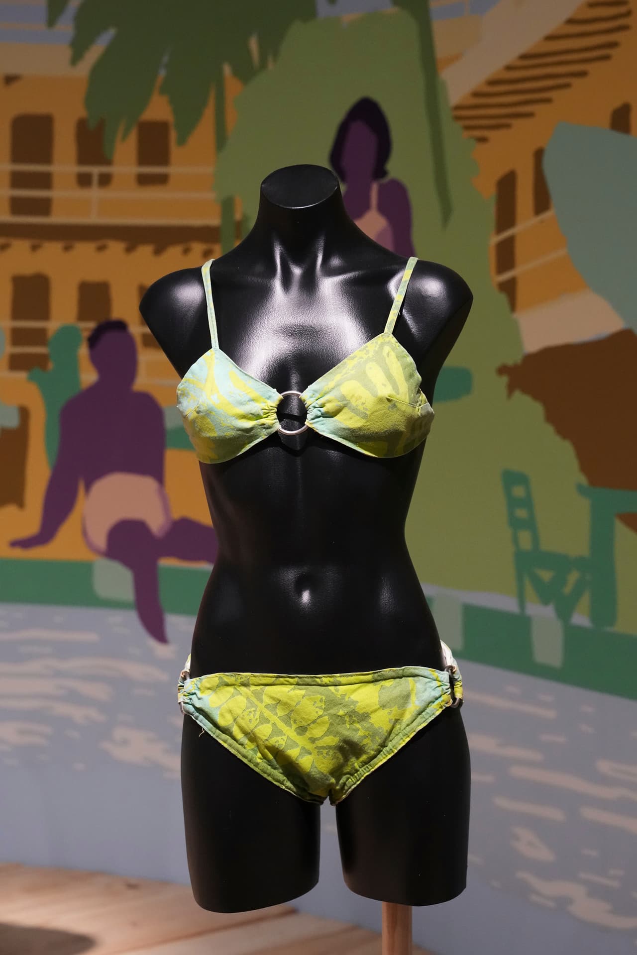 Una pieza de la exposición Waves of Style Swimwear Through the Decades, que recorre la historia de los trajes de baño en el último siglo, en el Museo HistoryMiami, el 7 de mayo de 2025, en Miami. (AP Foto/Lynne Sladky)