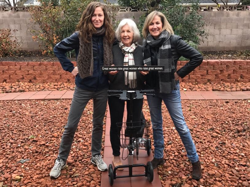 Jess Harbeck sostiene un letrero en Santa Mónica, California, en el que dice que “grandes mujeres crían grandes mujeres que crían grandes mujeres”. Compartió la foto con un texto que dice: “Porque mi abuela ya marchaba contra el miedo, el racismo y la misoginia”.