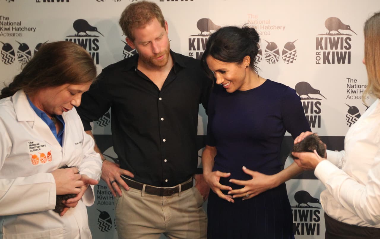 Otra regla es que
<b><a href="https://www.univision.com/entretenimiento/realeza/la-mama-de-meghan-markle-es-invitada-por-la-reina-a-pasar-navidad-con-la-familia-real-sorry-kate-fotos">la reina Isabel II</a></b>, abuela del príncipe Harry, debe ser la primera persona en enterarse del nacimiento. Una vez que la monarca sepa la noticia, los padres son libres de notificar al resto de la familia.