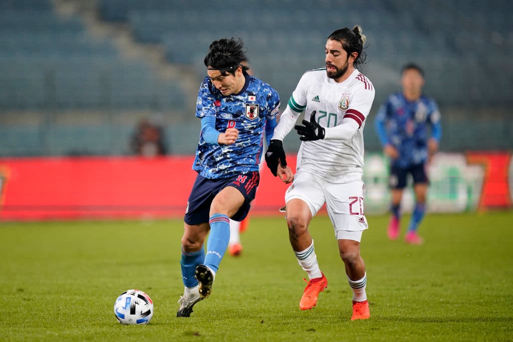 Rodolfo Pizarro junto a Jonathan dos Santos y Efraín Álvarez ya están en Cardiff, Gales.
