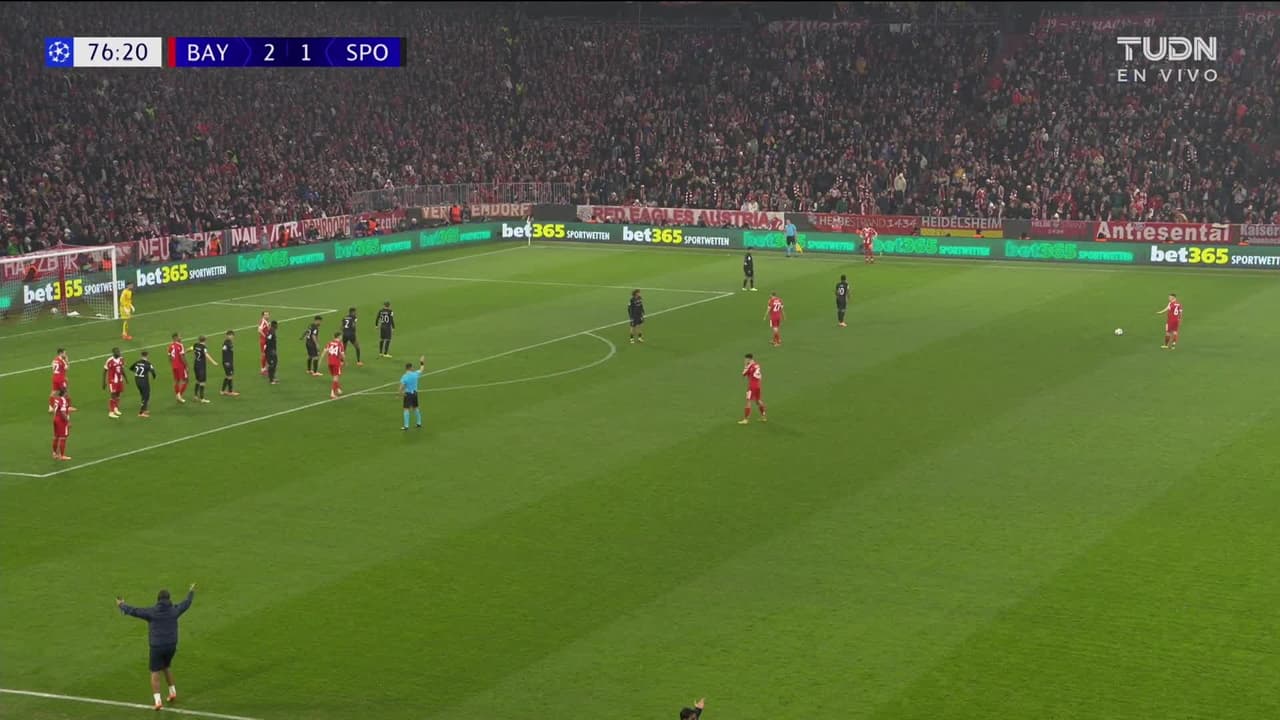 ¡GOL!  anota para FC Bayern München. Jonathan Tah