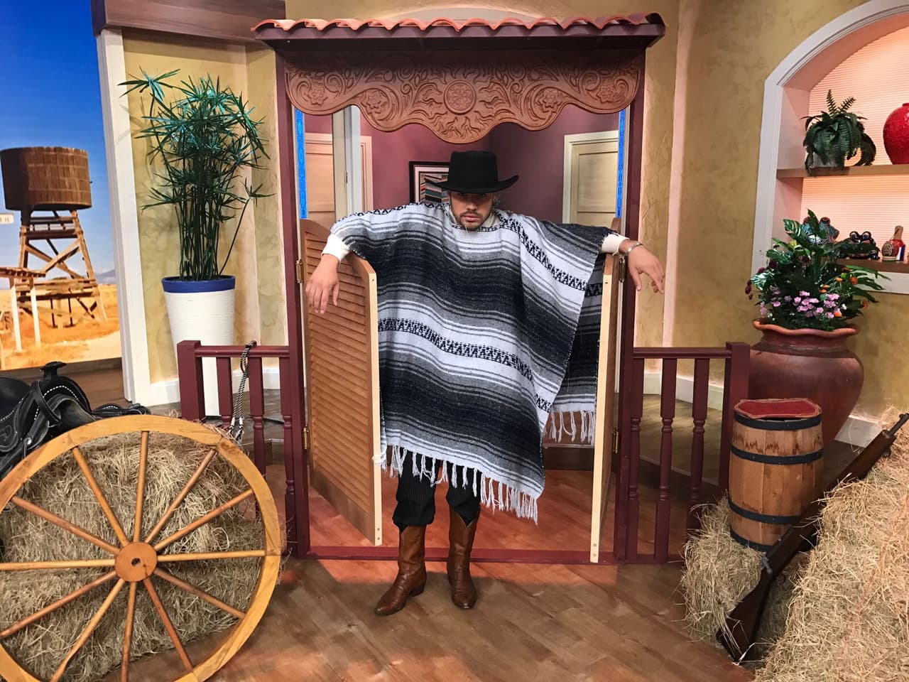 William Valdés transformado en un valiente pistolero.