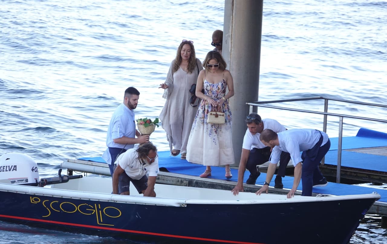 El diseño era con tirantes y un moño a la cintura; la falda tenía un corte midi.
<br>