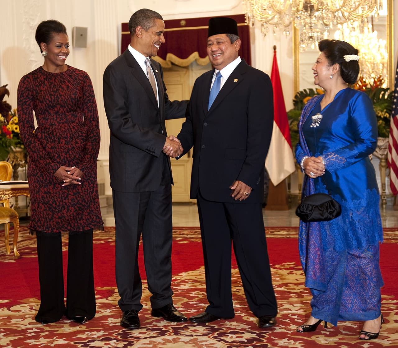 Michelle y Barack con el presidente de Indonesia, Susilo Bambang Yudhoyono, y su esposa Lady Ani Yudhoyono. En esta ocasión Michelle sobrepuso un pantalón a su vestido.