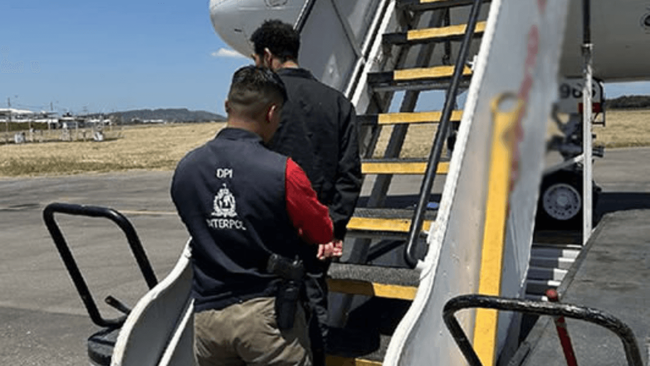 ICE deporta a un hombre que era buscado en Honduras por asesinato, asegura la agencia