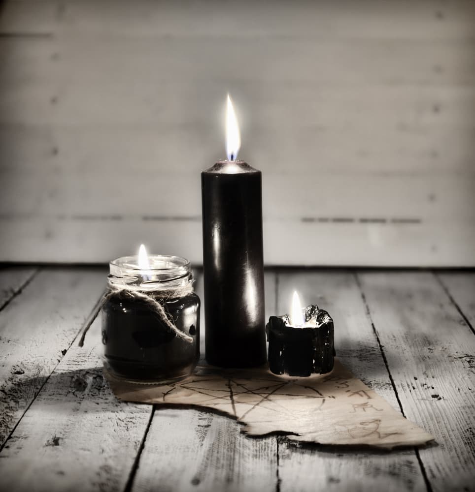 Si sientes que tu casa está llena de energía negativa o entró por tu puerta alguien con mucha carga pesimista, puedes depurarla con velas negras. Hay quienes aseguran que la mejor hora para limpiar tu casa con las velas es encenderlas durante la mañana.