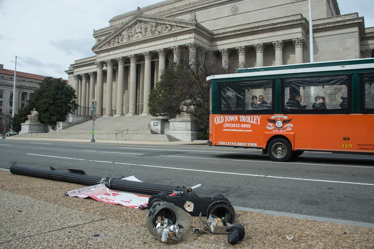 También se cayeron postes de luz en Washington DC.