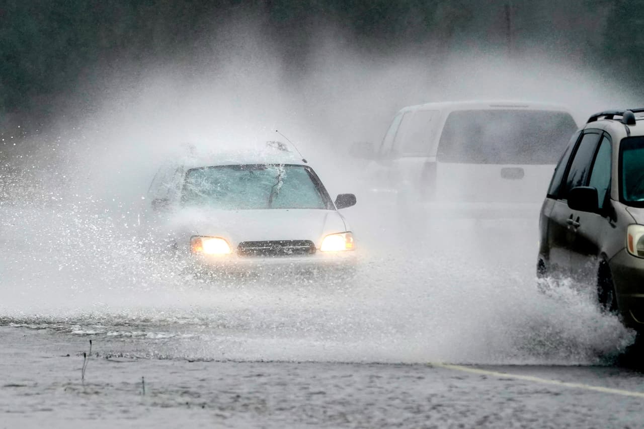 Una calle inundada en Hamilton, Washington. Al oeste de Seattle, en la Península Olímpica, la Guardia Costera de Estados Unidos ayudó a las autoridades locales a evacuar a unas 10 personas el lunes cerca de la ciudad de Forks.
