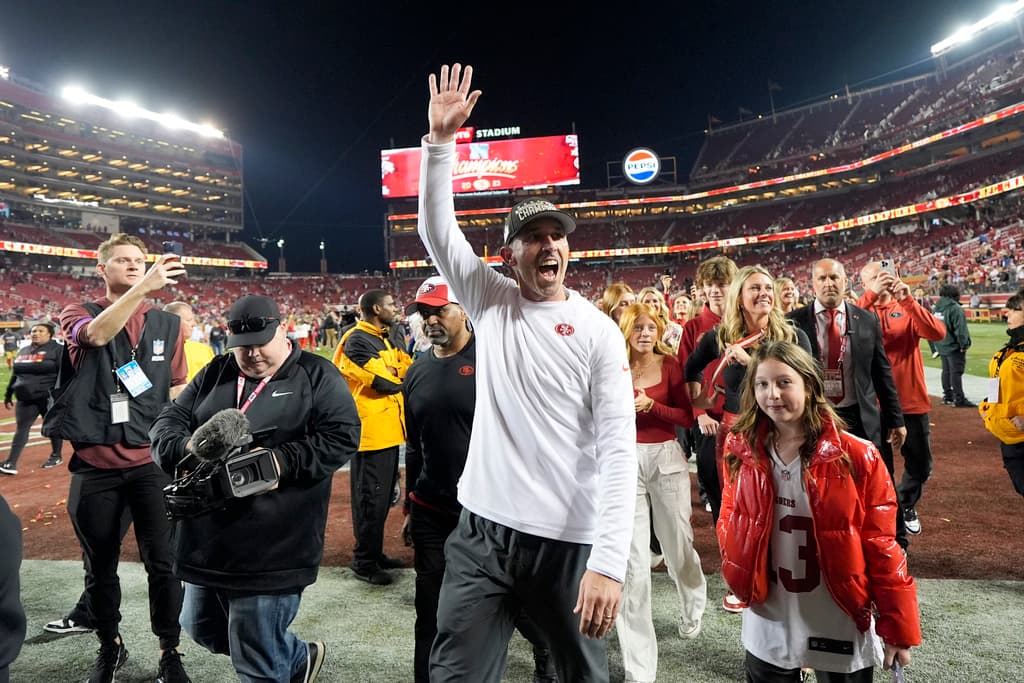 El entrenador en jefe de los 49ers de San Francisco, Kyle Shanahan, saluda después de su victoria contra los Lions de Detroit en el partido de fútbol americano de la NFL por el Campeonato de la NFC en Santa Clara, California, el domingo 28 de enero de 2024. (Foto AP/David J. Phillip)