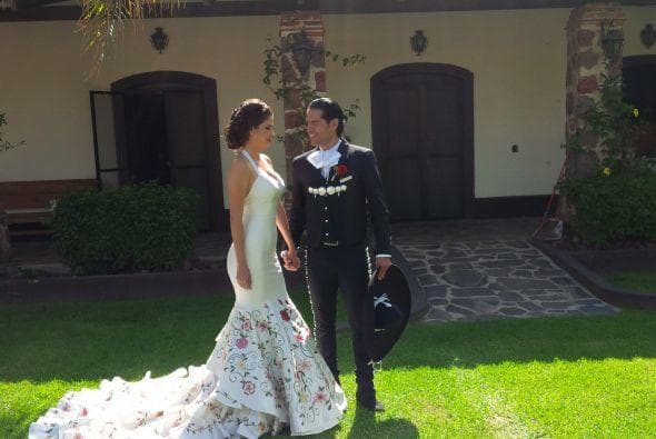 En una emisión del programa, Ana reveló que para elegir su vestido se inspiró en los atuendos de Jenni Rivera, que muchos de ellos fueron confeccionados por el mismo diseñador de alta costura.