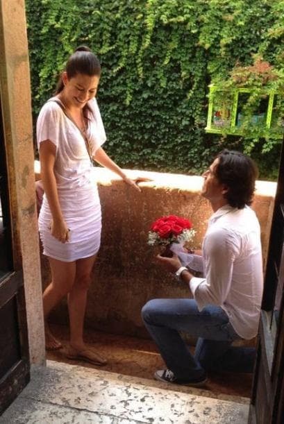 Por lo que, en un viaje por Verona, Luis se arrodilló y le pidió matrimonio a Ana, justo en el balcón de Romeo y Julieta.