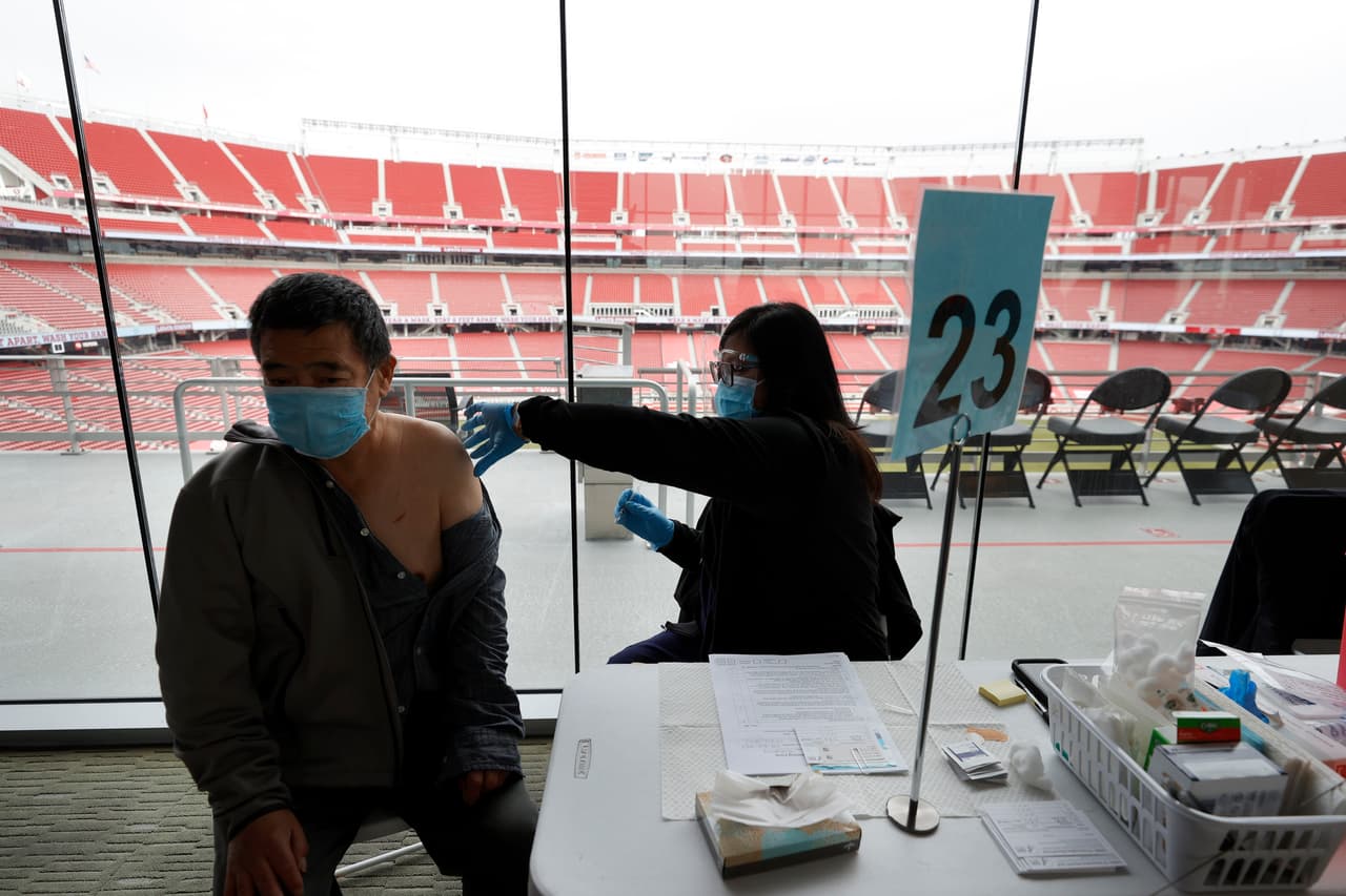 Para las personas que no cuenten con un medio de transporte, la Agencia de Tránsito del Valle de Santa Clara (VTA, por sus siglas en inglés) pondrá a disposición de la comunidad
<a href="https://twitter.com/VTA/status/1359240986283683841" target="_blank">viajes gratuitos</a> en las líneas amarilla y verde del tren ligero, o las líneas 55, 57 y 59 del autobús con ruta al Levi’s Stadium.
<br>
<br>Santa Clara es uno de los condados del Área de la Bahía que avanzó con las
<a href="https://www.univision.com/local/san-francisco-kdtv/vacuna-coronavirus-area-de-la-bahia-adultos-mayores">jornadas de vacunación de la Fase 1b</a>, la cual incluye a todos las personas mayores de 65 años y los empleados esenciales en los sectores de alimentos, agricultura, servicios de emergencia, educación y cuidado infantil.