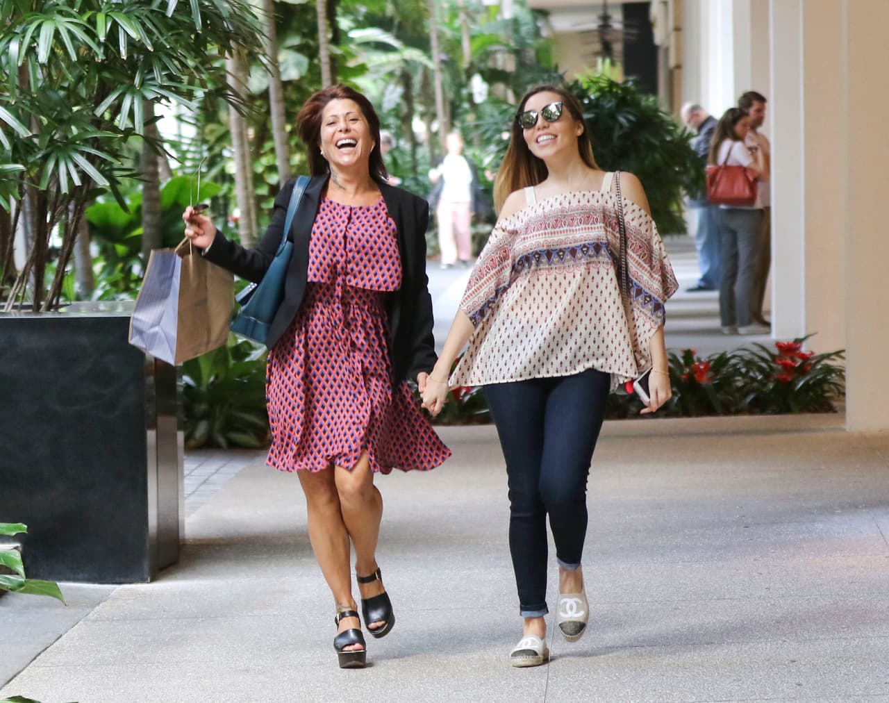 Y al ver al fotógrafo, se pusieron a bromear.