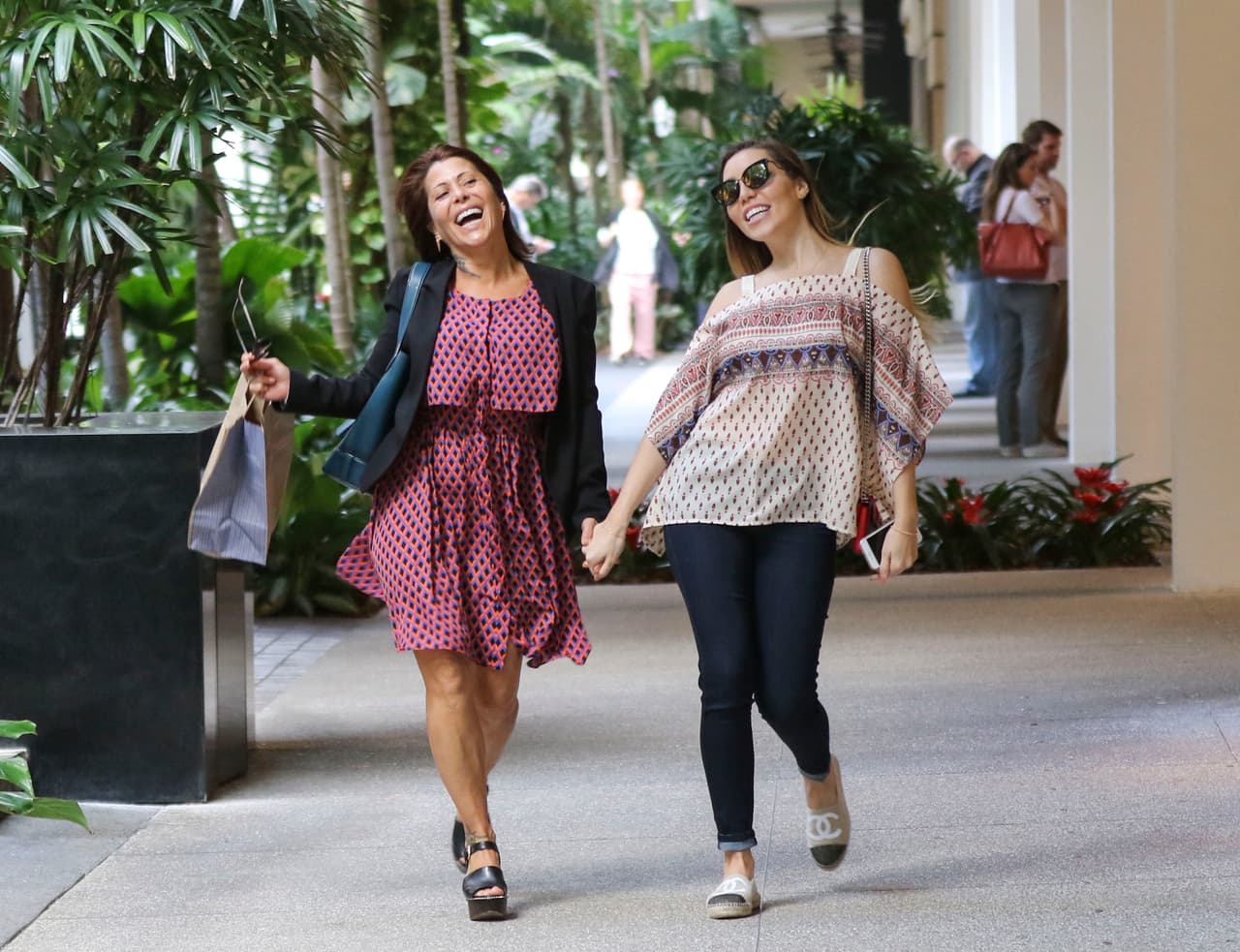 Alejandra y Frida Sofía salieron de compras en Miami.