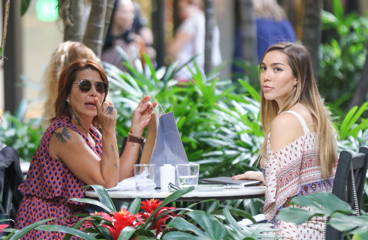 Después se sentaron a tomar algo.