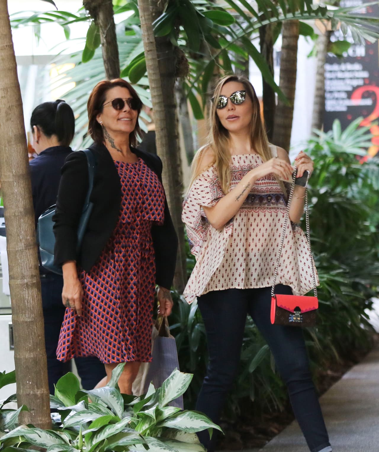 Frida optó por una blusa holgada y pantalones.