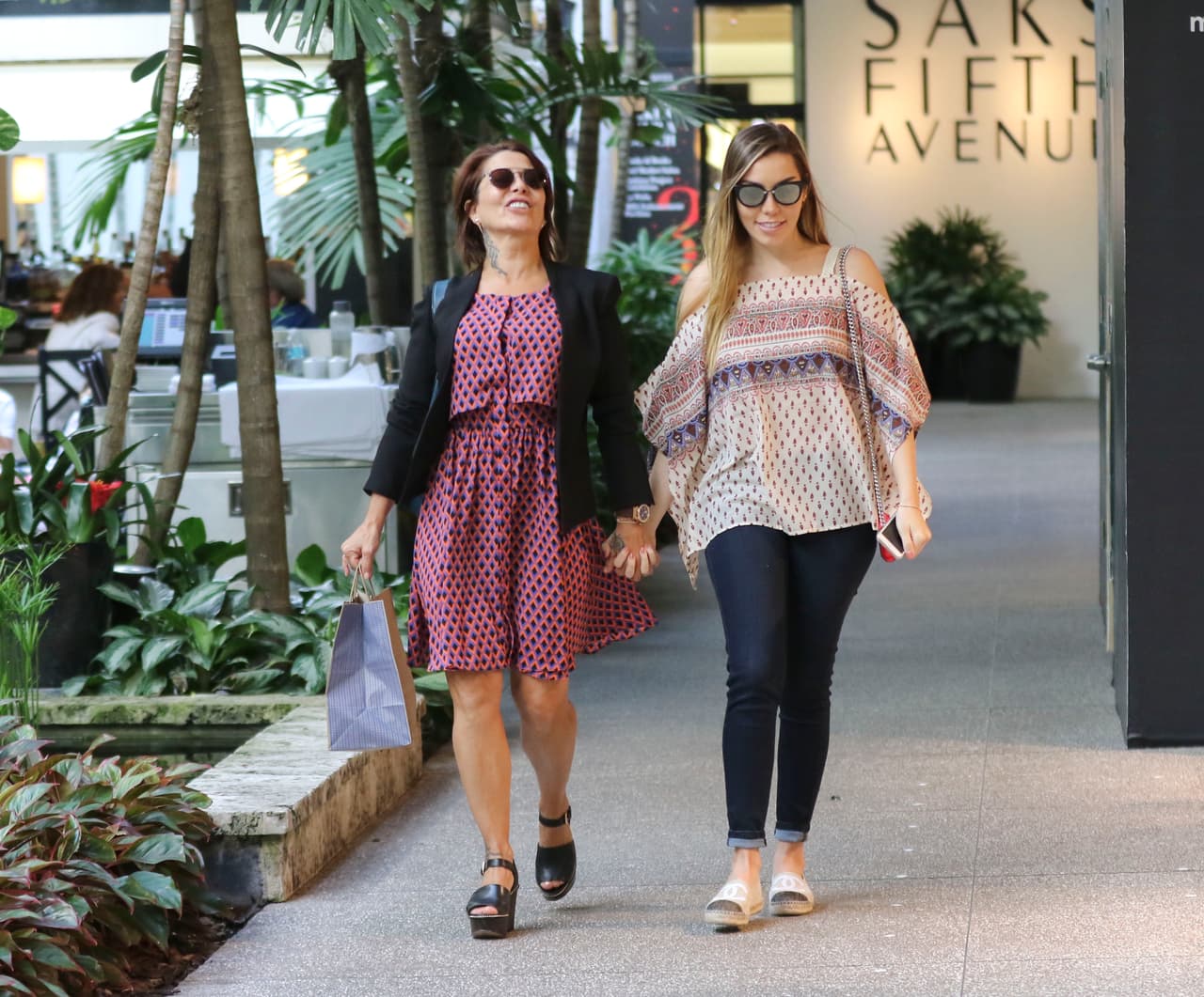 Tomaditas de la mano, brincando como niñas.