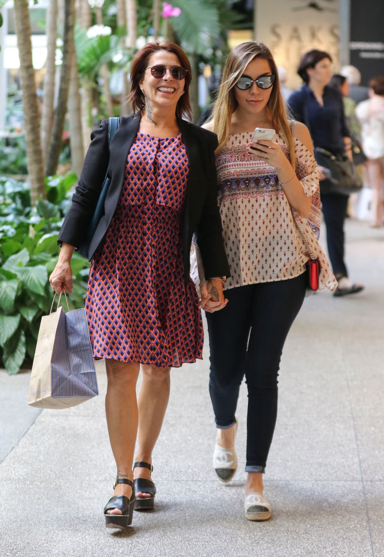 Frida Sofía también prestaba atención a su celular.