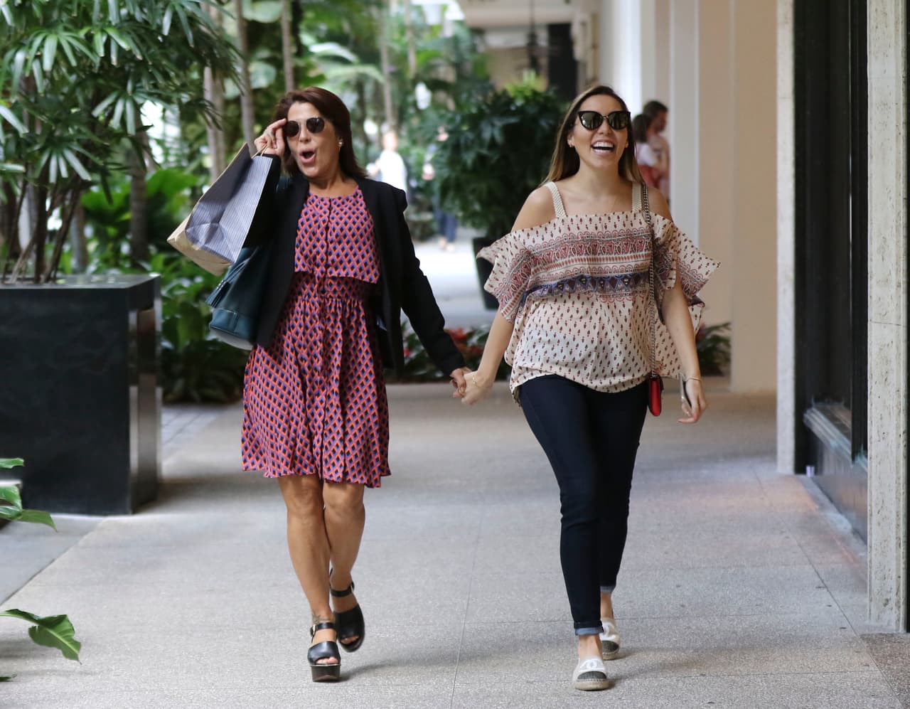 Muy lindas y sonrientes.