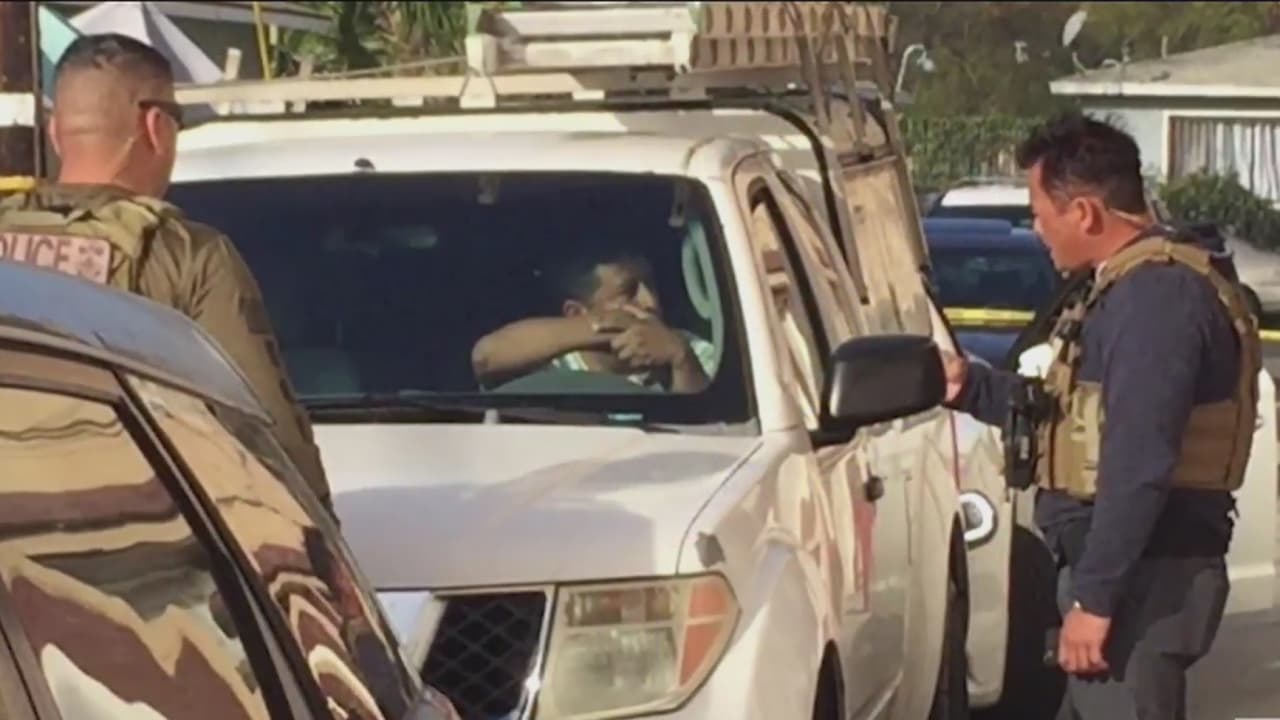 Un inmigrante confronta a agentes de ICE que intentaban detenerlo para deportarlo