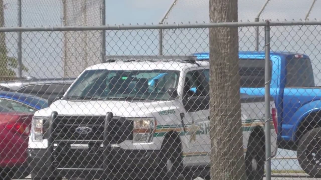 De acuerdo con el relato del Sheriff, el joven se dio cuenta de que se había cortado la mano durante el apuñalamiento y fue a la cocina a limpiarse la sangre. En ese momento 
<b>volteó a ver a su mamá y le preguntó dónde estaba un medicamento, pero ya estaba muerta</b>.