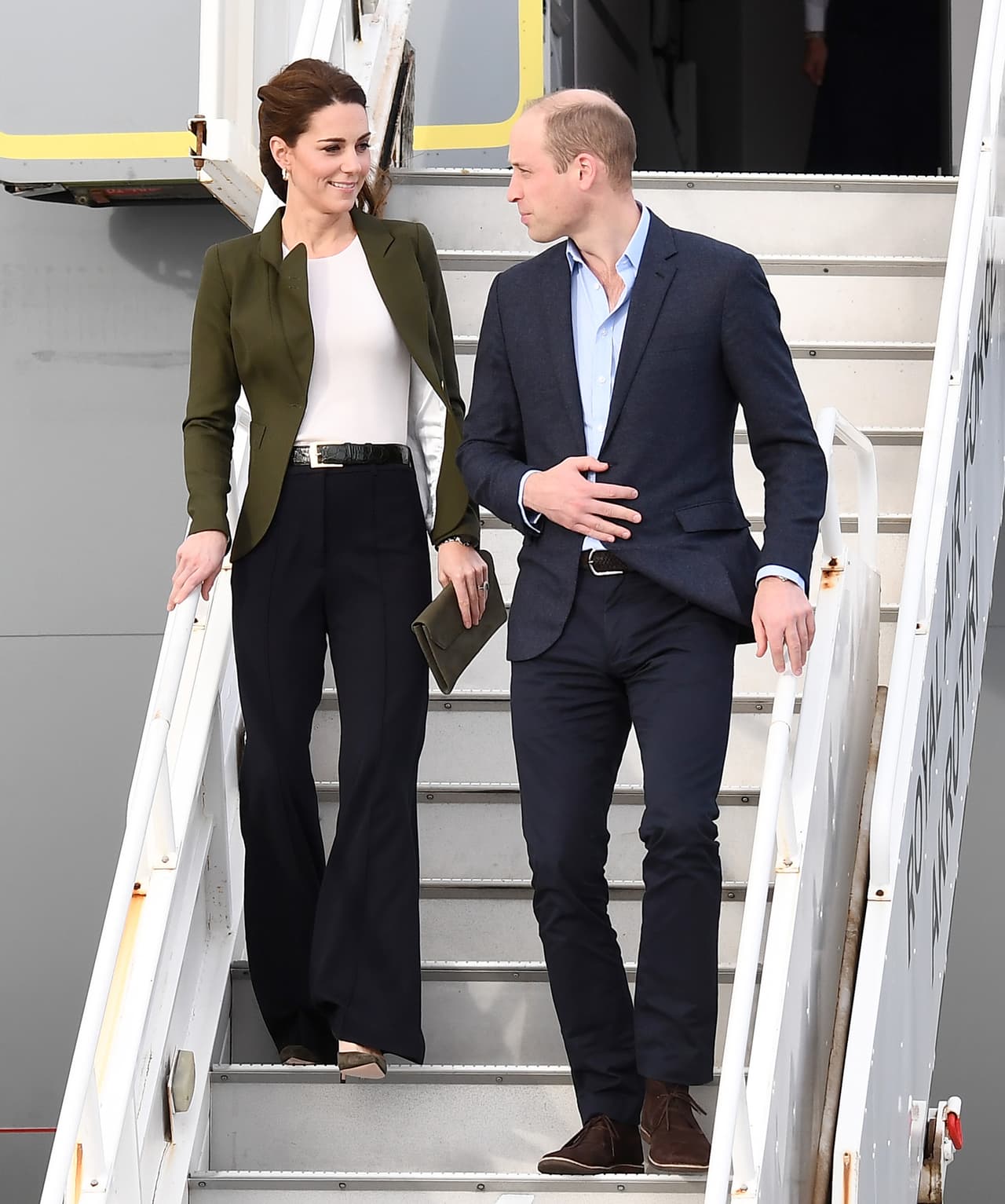 Kate Middleton y el príncipe William de visita en la base aérea británica de Chipre.