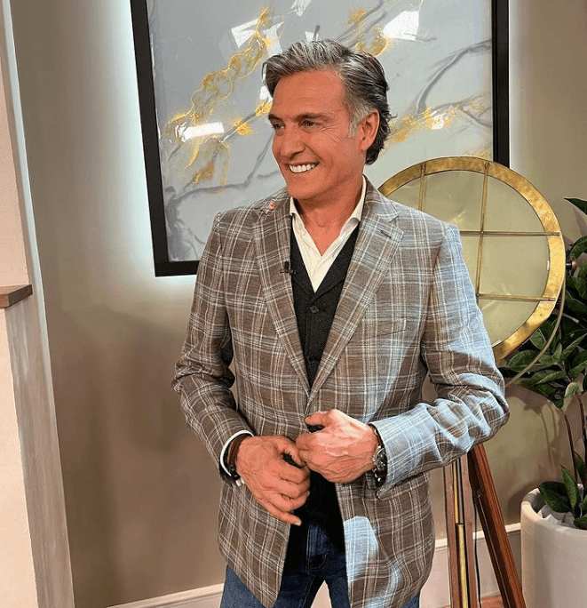 Por su parte, Juan Soler es parte de los conductores estelares del matutino mexicano 'Sale el sol'.
<br>