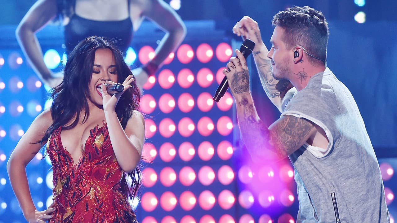 En el escenario de Premios Juventud hemos visto debutar y crecer a varios cantantes. En la edición 2015 de la fiesta del verano, Becky G y J. Balvin cantaron juntos.