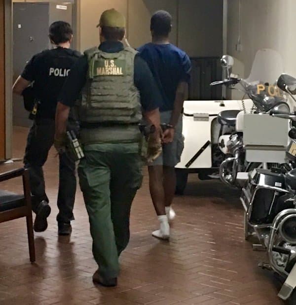 Autoridades ingresan a sospechoso de homicidio en UT a las instalaciones de la Policía