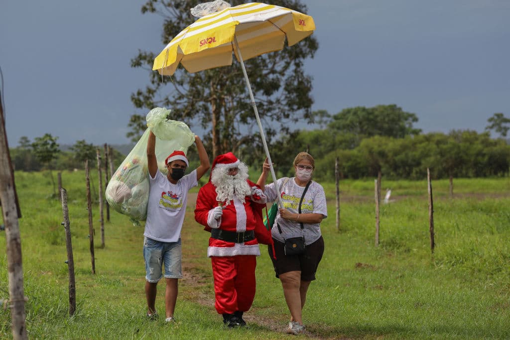 Para llevar regalos a quienes viven en zonas más apartadas a veces tiene que enfrentar verdaderas carreras de obstáculos.