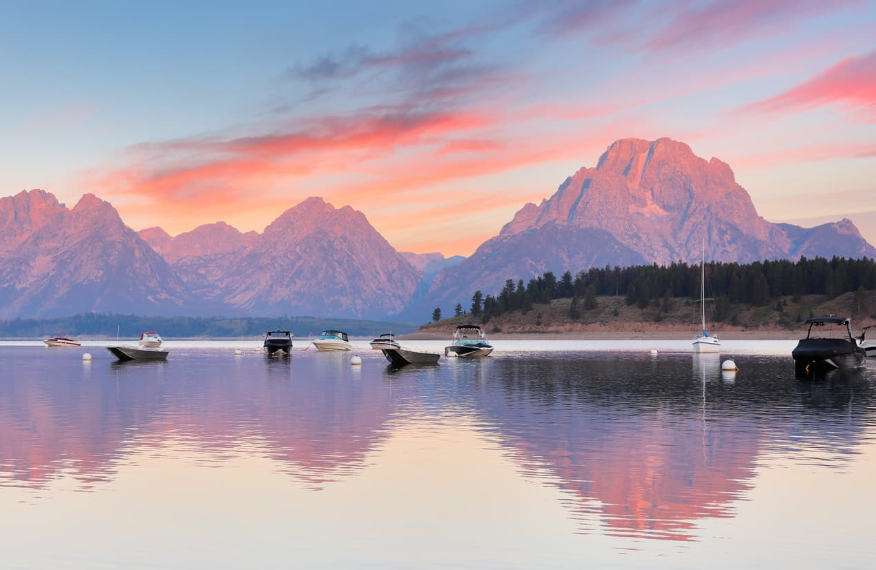 <b>3. Grand Teton National Park, Wyoming:</b> las montañas de este parque nacional se elevan sobre el valle de Jackson Hole, con picos irregulares cubiertos de nieve. Este es un destino perfecto para hacer fotos increíbles: desde el Grand Teton, el punto más alto, de unos 13,770 pies (casi 4,200 metros) hasta en los lagos Jenny y Jacson, en donde se reflejan las montañas. El parque tiene casi 500 millas cuadradas y contiene gran cantidad de vida silvestre, como osos negros y pardos, alces, antílopes o bisontes. En verano, los senderos del área atraen a todo tipo de excursionistas que buscan las impresionantes vistas a las montañas y algunas cascadas escondidas. El Grand Teton National Park linda con otro gran parque nacional, Yellowstone.