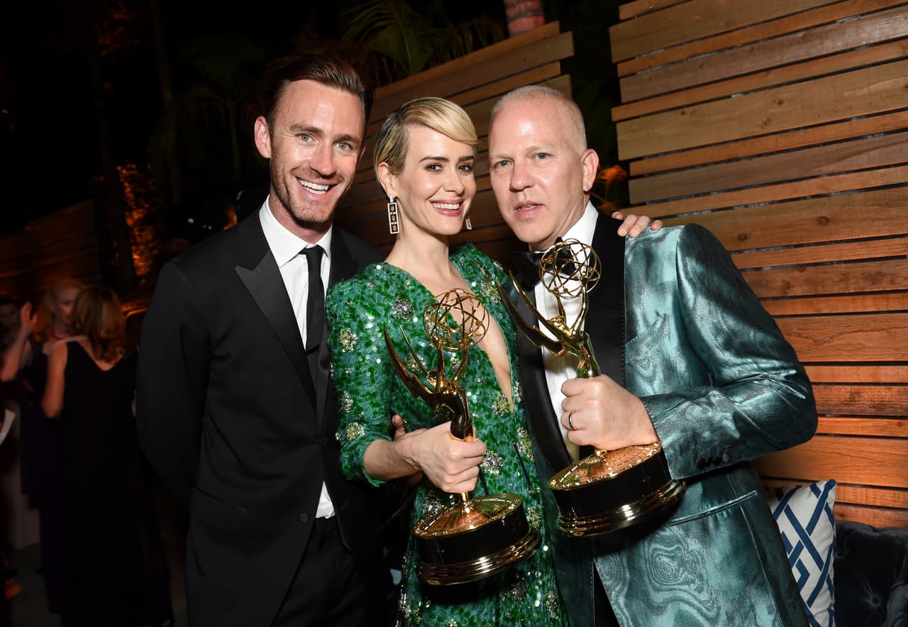 Terminó la gala de los premios Emmy y las celebridades se lanzaron a las fiestas. Aquí vemos a John Gray, Sarah Paulson y Ryan Murphy atendiendo la fiesta de FOX.