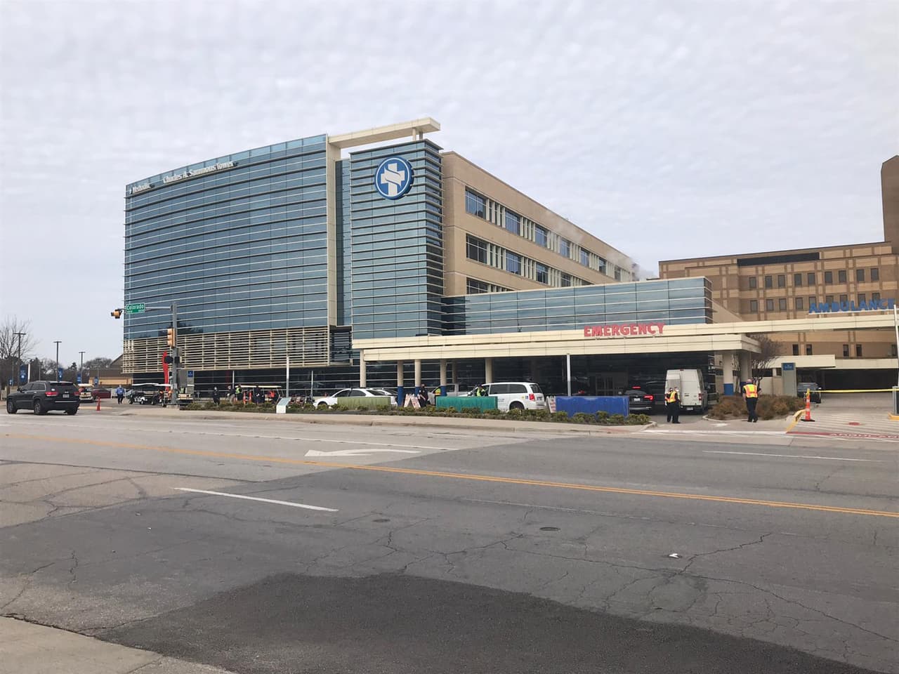 Esto para para llevar a las personas que tienen citas desde los estacionamientos hasta la ubicación de la vacuna y de regreso a sus vehículos.