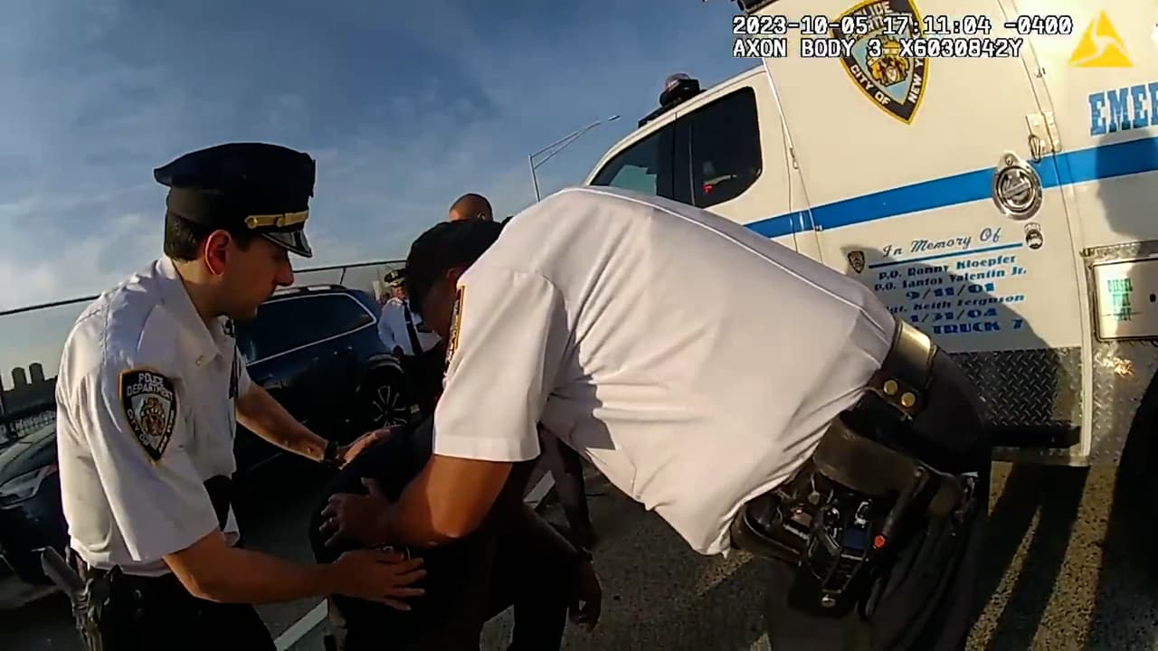 Policía de Nueva York rompe en llanto tras completar rescate de hombre en Manhattan