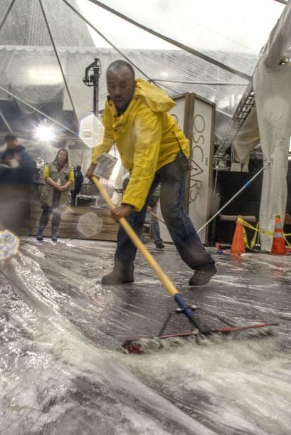 Los Oscars están a la vuelta de la esquina y entre la lluvia y las protestas de trabajadores del sindicato y una polémica réplica de la estatuilla de 8' pies, inspirada en la recien muerte del actor Phillip Seymour Hoffmann, han dado al evento una cara de la industria poco conocida por muchos.