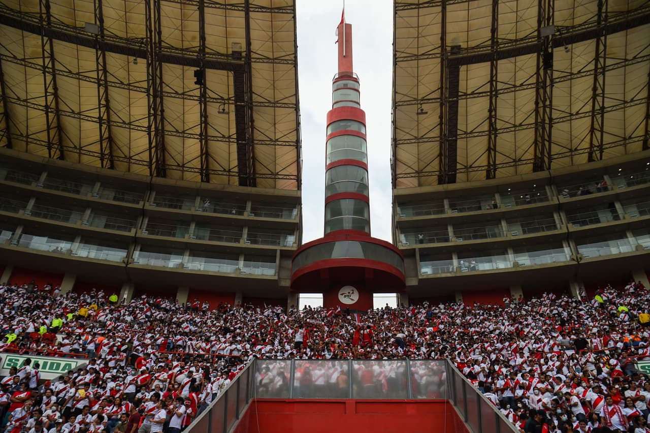 El Estadio Nacional de Lima se vistió de fiesta para apoyar a su selección de Perú ante Paraguay en busca del Repechaje en la última jornada de las Eliminatorias en Conmebol.