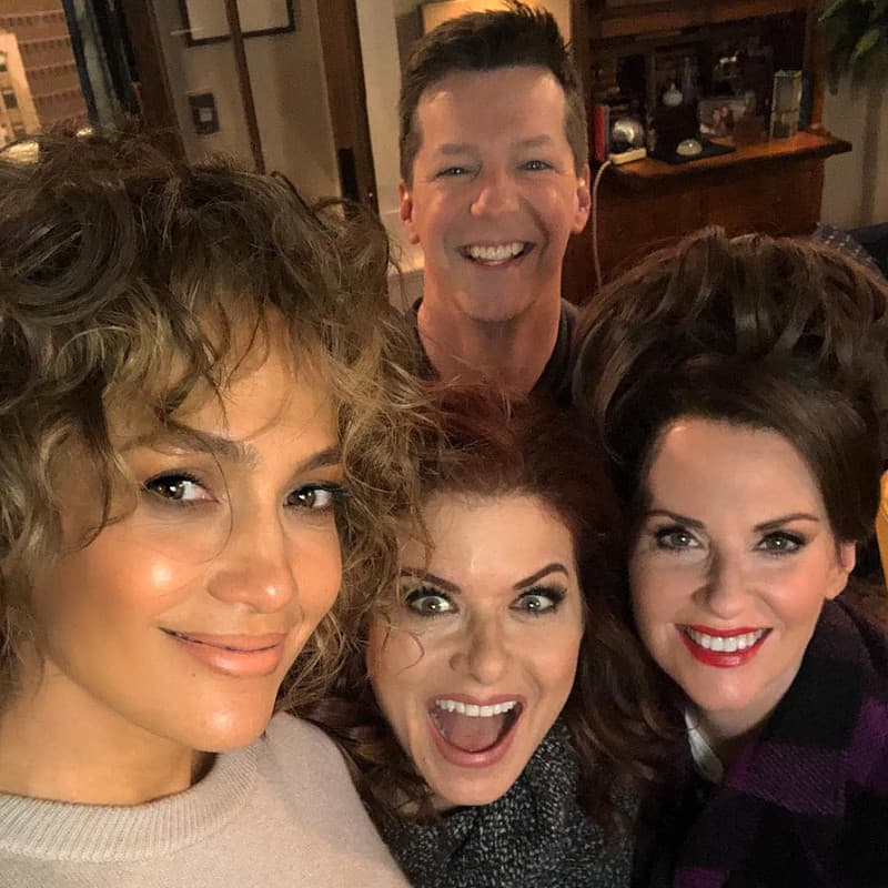 De hecho, es como el personaje de Santos que JLo regresó a 'Will & Grace' en su nueva temporada y así lo anunció en redes sociales, al subir esta imagen en Instagram, en la que aparece con Hayes, Debra Messing y Megan Mulally, que está caracterizada como la famosa Karen Walker, su gracioso y sarcástico personaje.