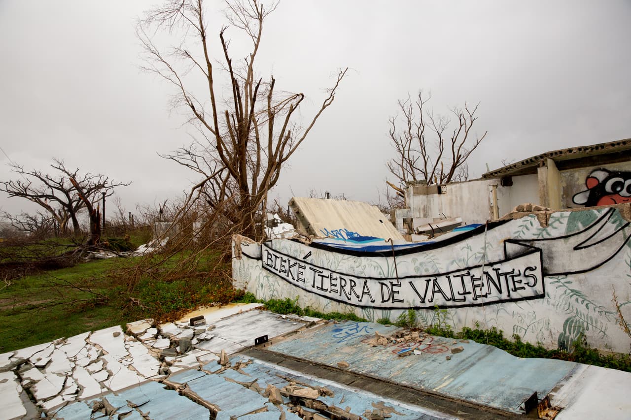 Aunque la fuerza del huracán hizo colapsar construcciones de madera y concreto a lo largo de la isla, no se reportó ningún fallecido por causas de María.