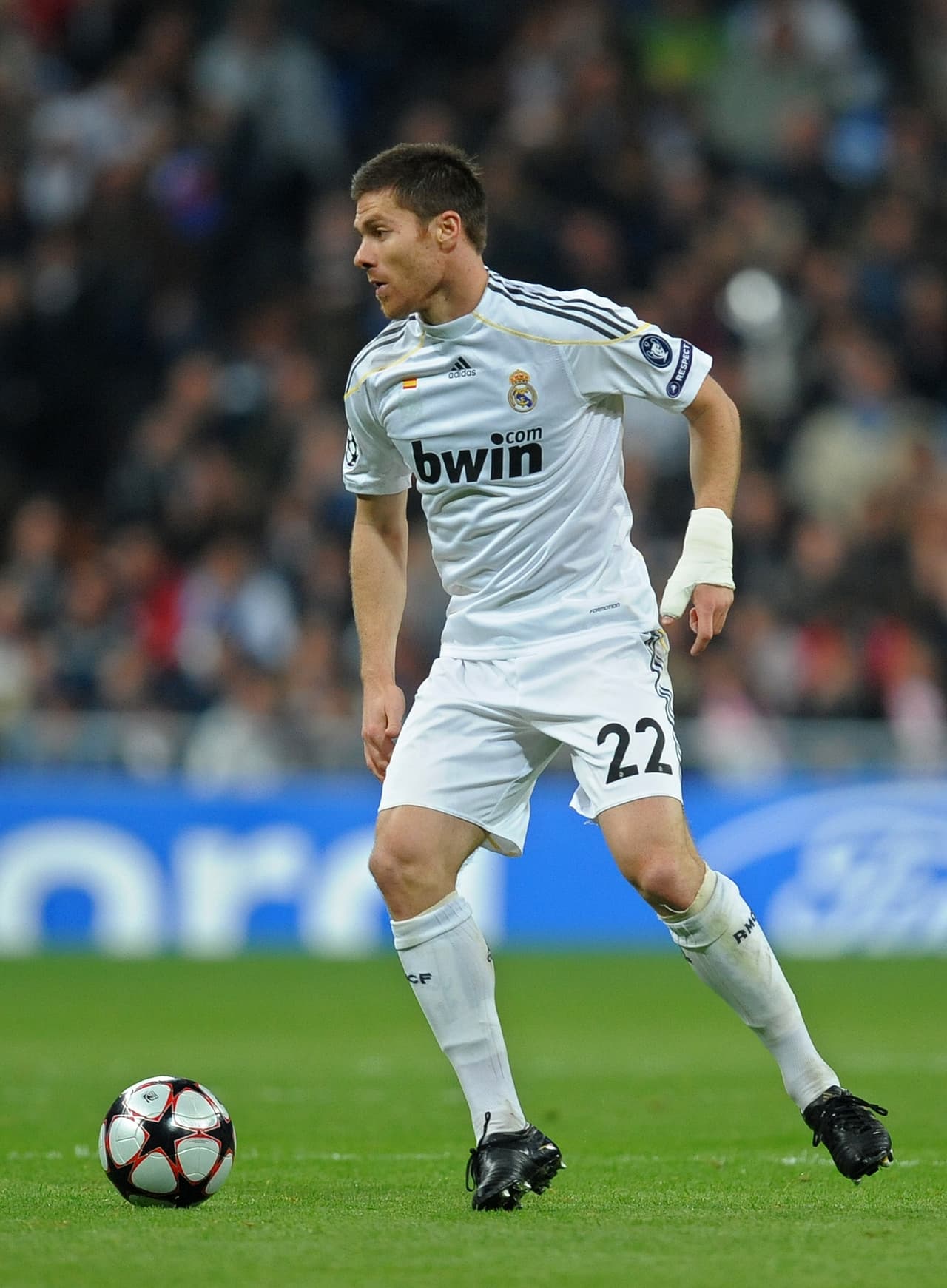 Con el portugués también llegó Xabi Alonso desde el Liverpool para aportar seguridad y madurez en el mediocampo del equipo 'merengue'.