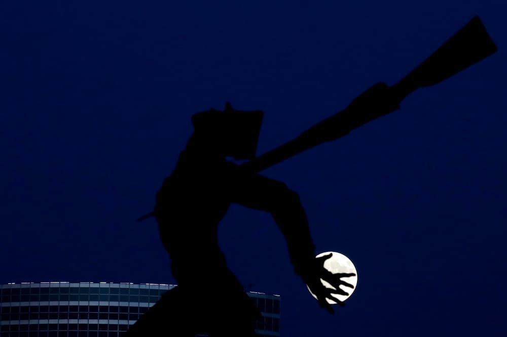 La próxima superluna será el 14 de noviembre cuando el astro esté lo más cerca de la Tierra en todo el siglo XXI. La luna comienza a elevarse sobre los cielos de Nueva Jersey, tras una estatua dedicada a las víctimas de la masacre de Katyn, ocurrida en 1940.