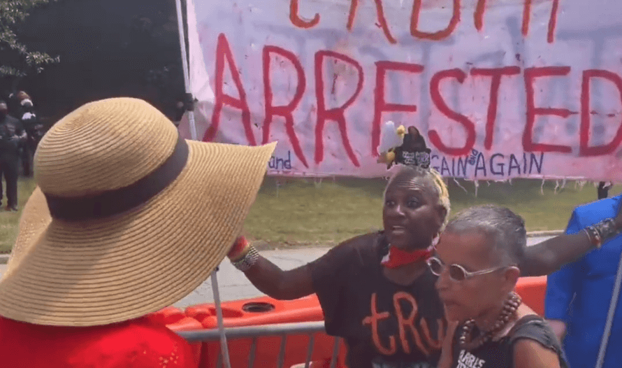 Mientras que detractores del expresidente llevaban pancartas con la leyenda "Arresto a Trump", "Condenar a Trump", "Trump cavó su propia tumba" y "Trump es un traidor". 
<br>