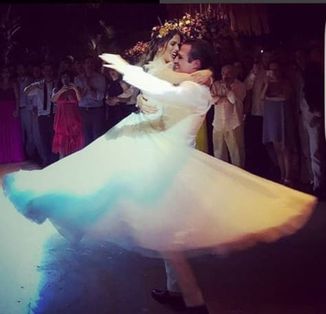 En este romántico día la actriz lució un vestido bordado y con transparencias de la diseñadora Alexia Ulibarri, además de un tocado estilo griego.