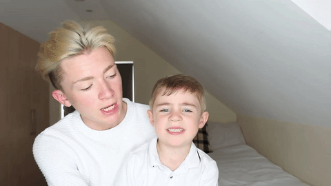 "¿A ti te molesta si me caso con un hombre?", preguntó Oliver al menor de cinco años a lo que éste le respondió: "está bien. El amor es amor".