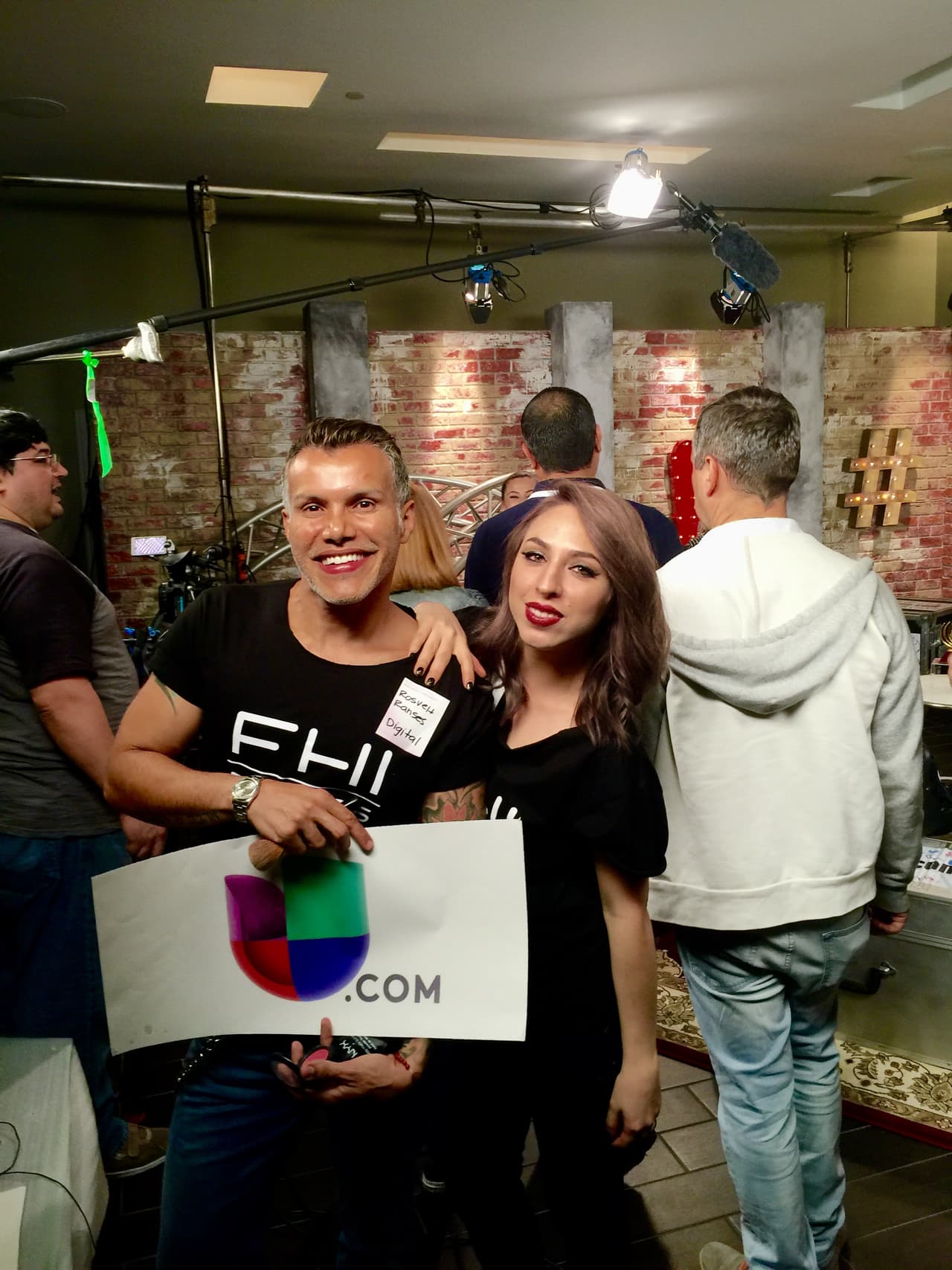 Claro, las estrellas siempre deben de salir bellas ante las cámaras y nosotros contamos con un staff de estilistas que nos ayudan a mantenerlos lindos gracias a la colaboración de Jessica Gutiérrez, Director of Public Relations and Social Media de FHI Brands.