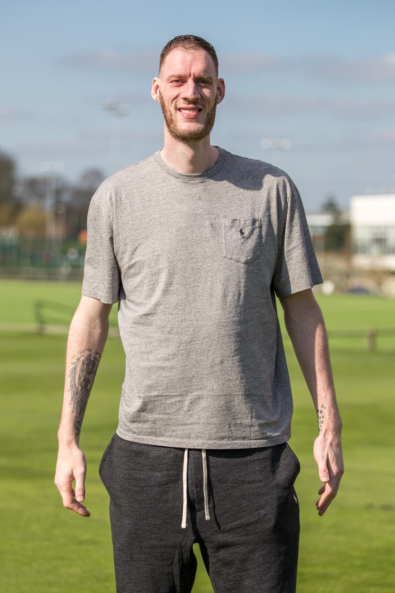 Todos los hombres en su familia directa son altos: su papá mide 6 pies 9 (2.08) pero su mamá 5 pies 5 (1.65 m)