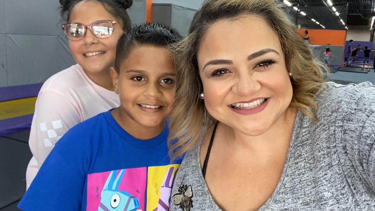 Brenda Rivera junto a sus dos hijos