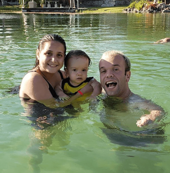 Aquí lo podemos observar con sus padres disfrutando del agua y el sol.