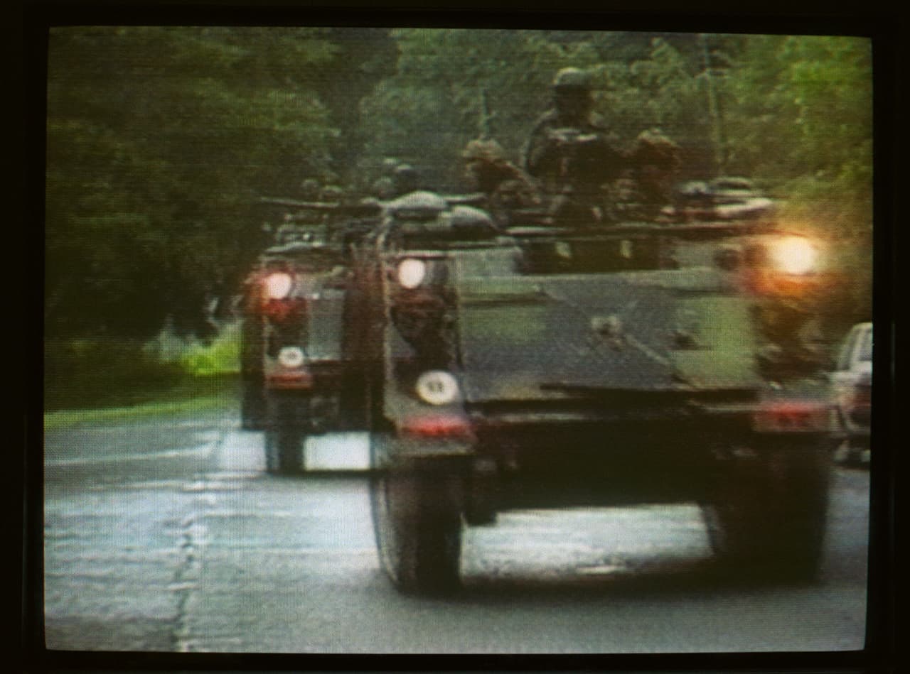 La madrugada del 20 de diciembre de 1989 comenzó la invasión militar estadounidense de Panamá. El presidente George H. W. Bush anunció que las fuerzas militares estadounidenses tenían como objetivo capturar a Noriega y proteger “los intereses de EEUU” en el país.