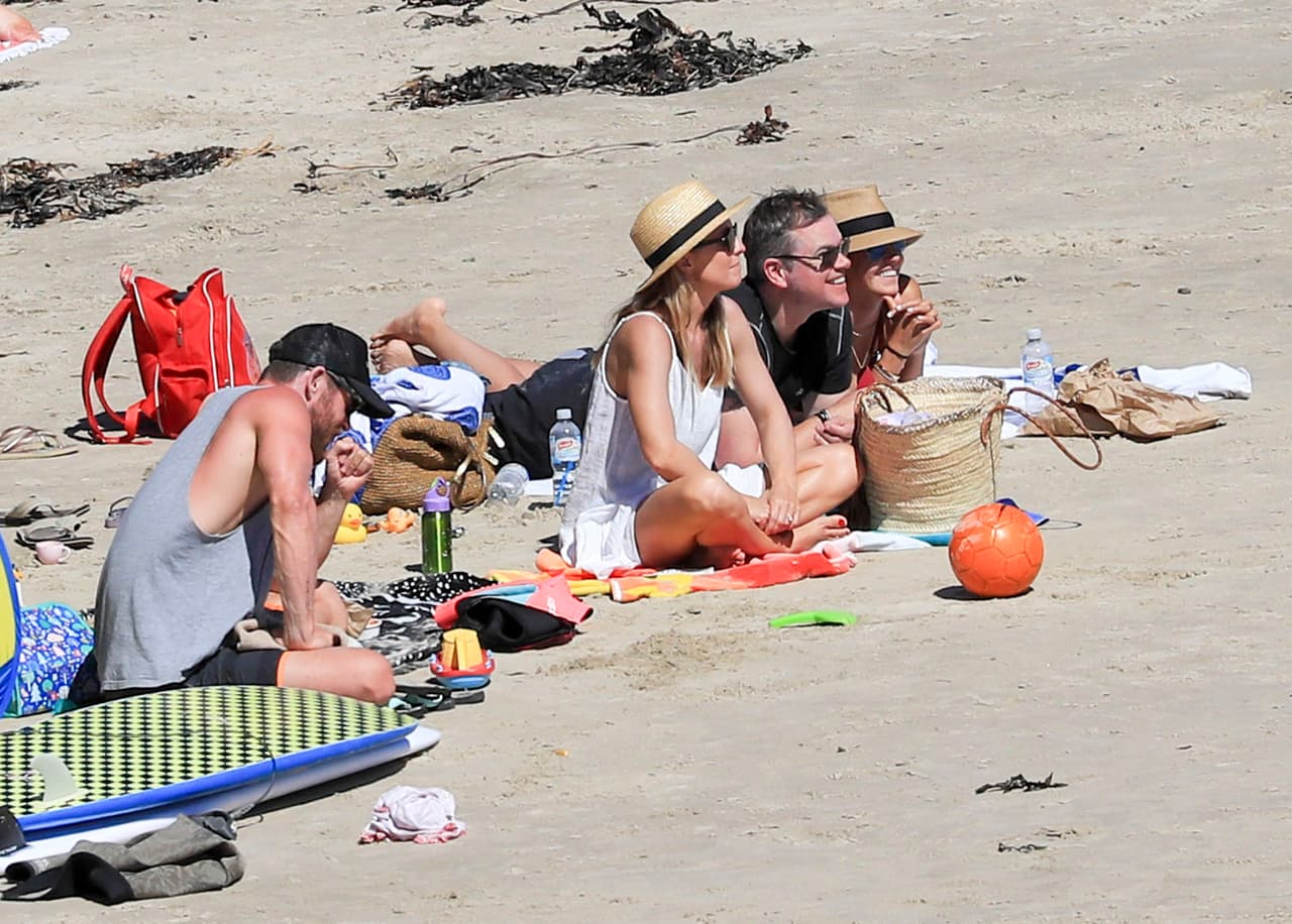 Disfrutaron con sus pequeñines de la playa aunque un momento amargo le arruinó el día a una de las nenas de Matt.